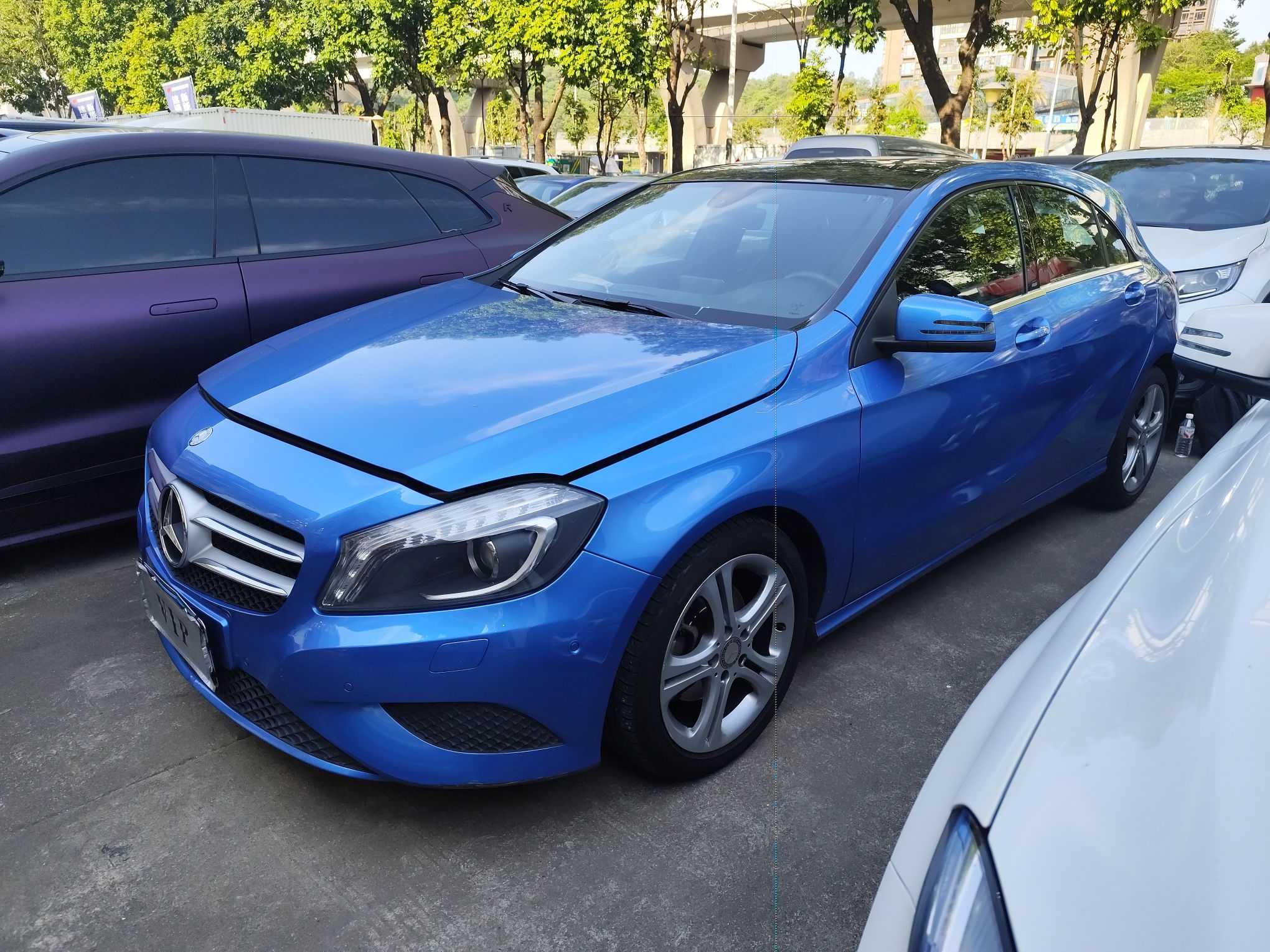 تحت مقدمة السيارة