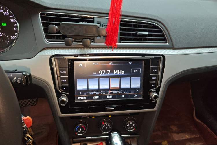 Used Volkswagen Lamando 2015 230TSI DSG Fashion Edition Audio And AC Panel