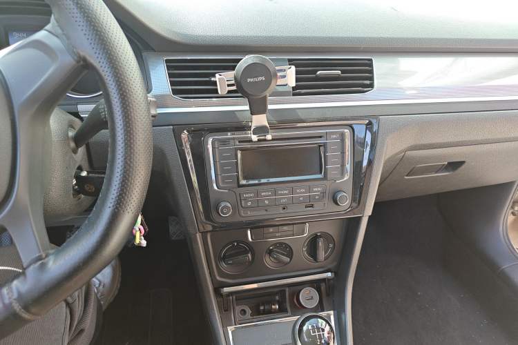 Used Volkswagen Bora 2016 1.6L Manual Fashion Edition Audio And AC Panel