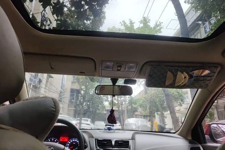 Used Hyundai Verna (older generation) 2011 Hatchback 1.4L Automatic Fashion GT Headliner