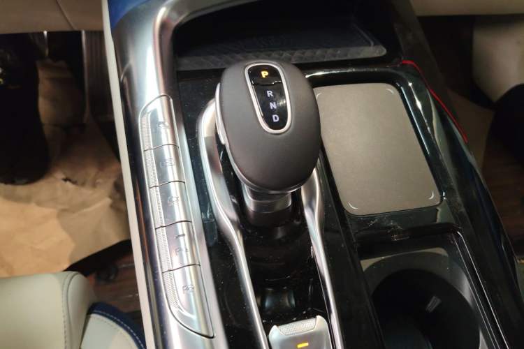 Used VOYAH FREE 2021 Four-Wheel Drive Standard Range-Extended Exclusive Luxury Package Gear Lever