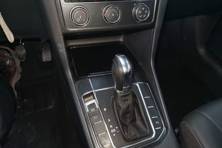 Used Volkswagen Golf Sportsvan 2018 230TSI Automatic Trend Edition Gear Lever