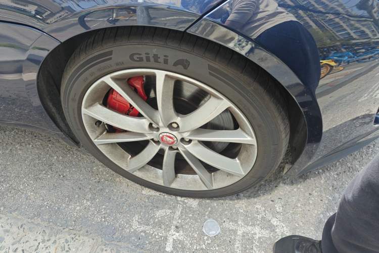 Used Jaguar F-TYPE 2015 3.0 SC S Hardtop Version Right Front Wheel Hub