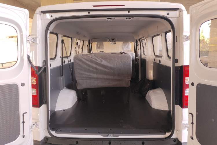 Used Wuling Yangguang 2024 300KM Comfort Version Passenger Van 75kW