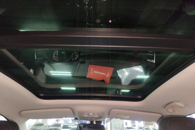 Used Roewe RX8 2018 30T Smart Connectivity Two-Wheel Drive Flagship Edition
