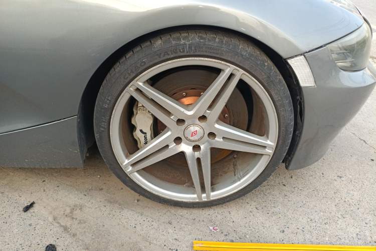 Used BMW Z4 2007 3.0si two-door sports car Right Front Wheel Hub