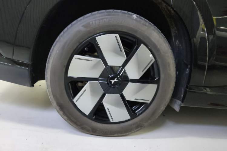 Used XPeng X9 2024 702 Ultra-Long Range Pro Right Rear Wheel Hub