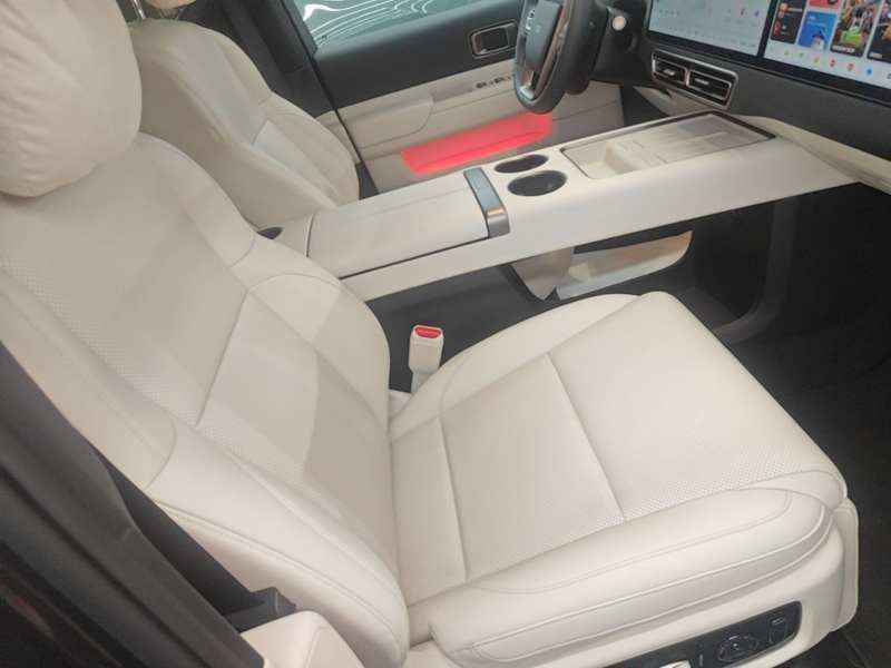 Used Li Auto MEGA 2025 Home Family Special Edition — 24