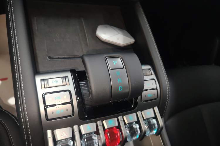 Used Formula Leopard Titanium 3 2025 501KM All-Wheel Drive Intelligent Driving Ultra Version Gear Lever