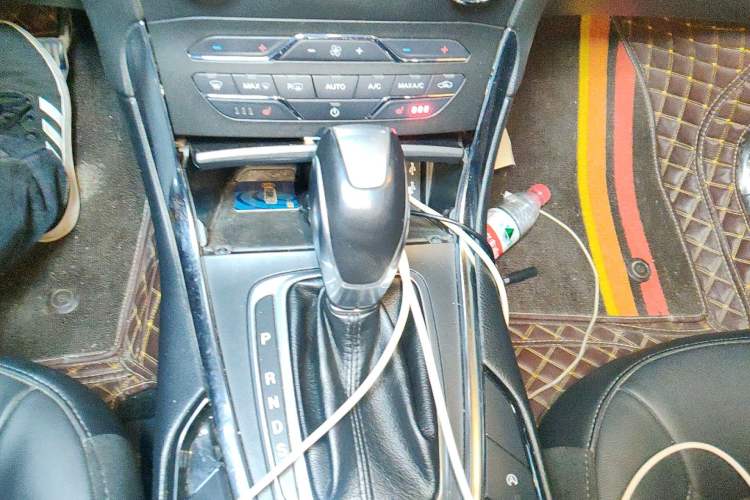 Used Ford Edge 2018 EcoBoost 245 Four-Wheel Drive Titanium 7-Seater Gear Lever