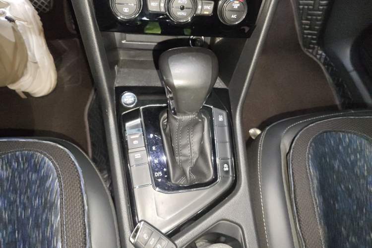 Used Volkswagen Tiguan L 2019 Updated Version 330TSI Automatic Two-Wheel Drive Panoramic Comfort Edition China VI Standard
