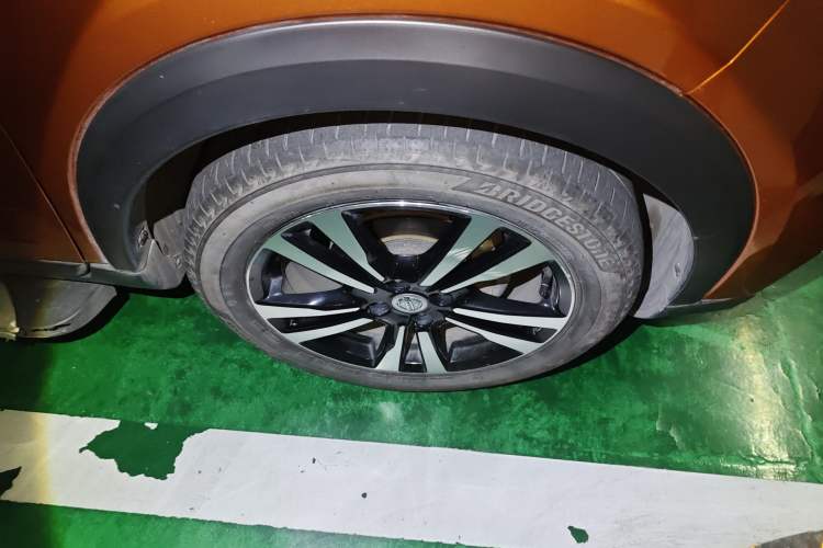 Used Nissan Kicks 2017 1.5L CVT Smart Drive Edition Right Front Wheel Hub