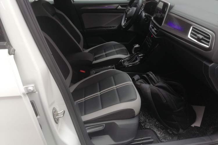 Used Volkswagen T-ROC 2023 300TSI DSG Two-Wheel-Drive Chen Guang Edition Right Front Seat