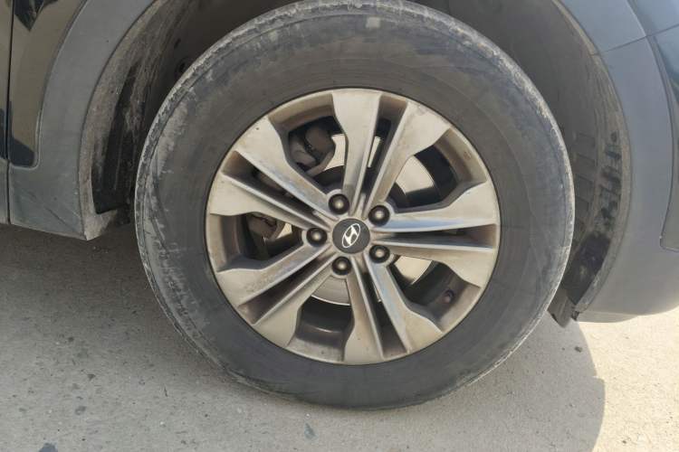 Used Hyundai Santa Fe 2015 2.4L Automatic Two-Wheel Drive Smart Version 5 Seats Right Front Wheel Hub