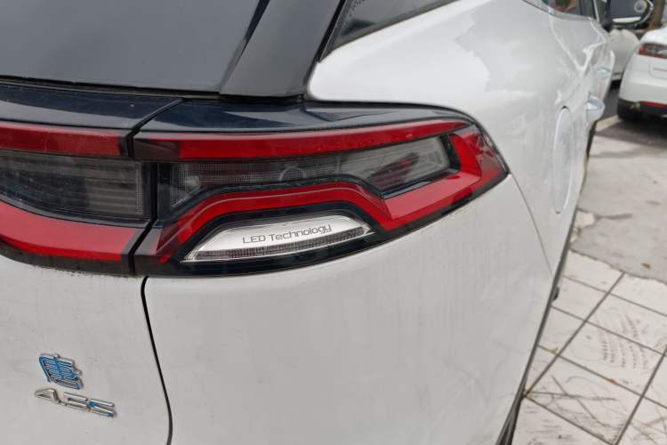 Used BYD Tang New Energy 2018 DM 2.0T All-Wheel Drive Smart Connectivity Luxury Model 7 Seats China V Emission Standard Right Rear Taillight