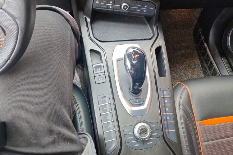 Used Wey VV5 2019 1.5T Two-Wheel-Drive Orange Edition Limited Model
