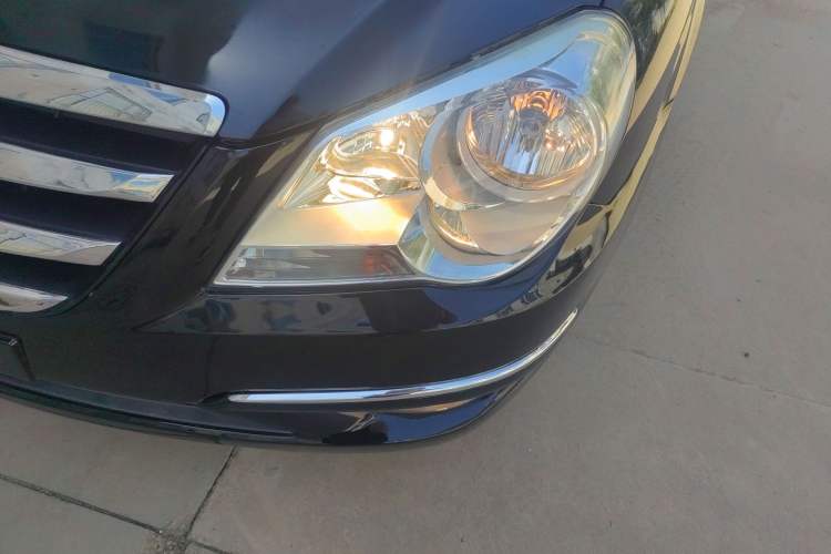 Used Hyundai MoInca 2009 2.0L Automatic Prestige GL Trim
