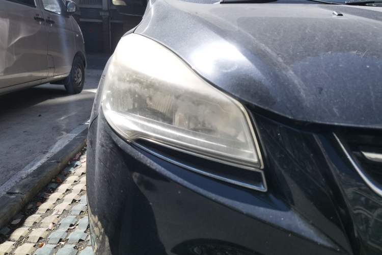 Used Ford Kuga 2013 1.6L GTDi Two-Wheel-Drive Comfort Model Right Front Headlight