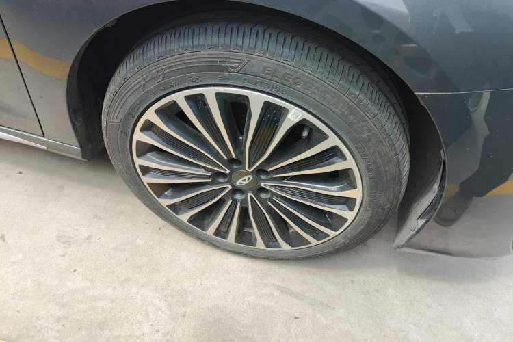 Used Chery Fengyun A8L 2025 1.5 TGDI 145 km Luxury Version Right Front Wheel Hub