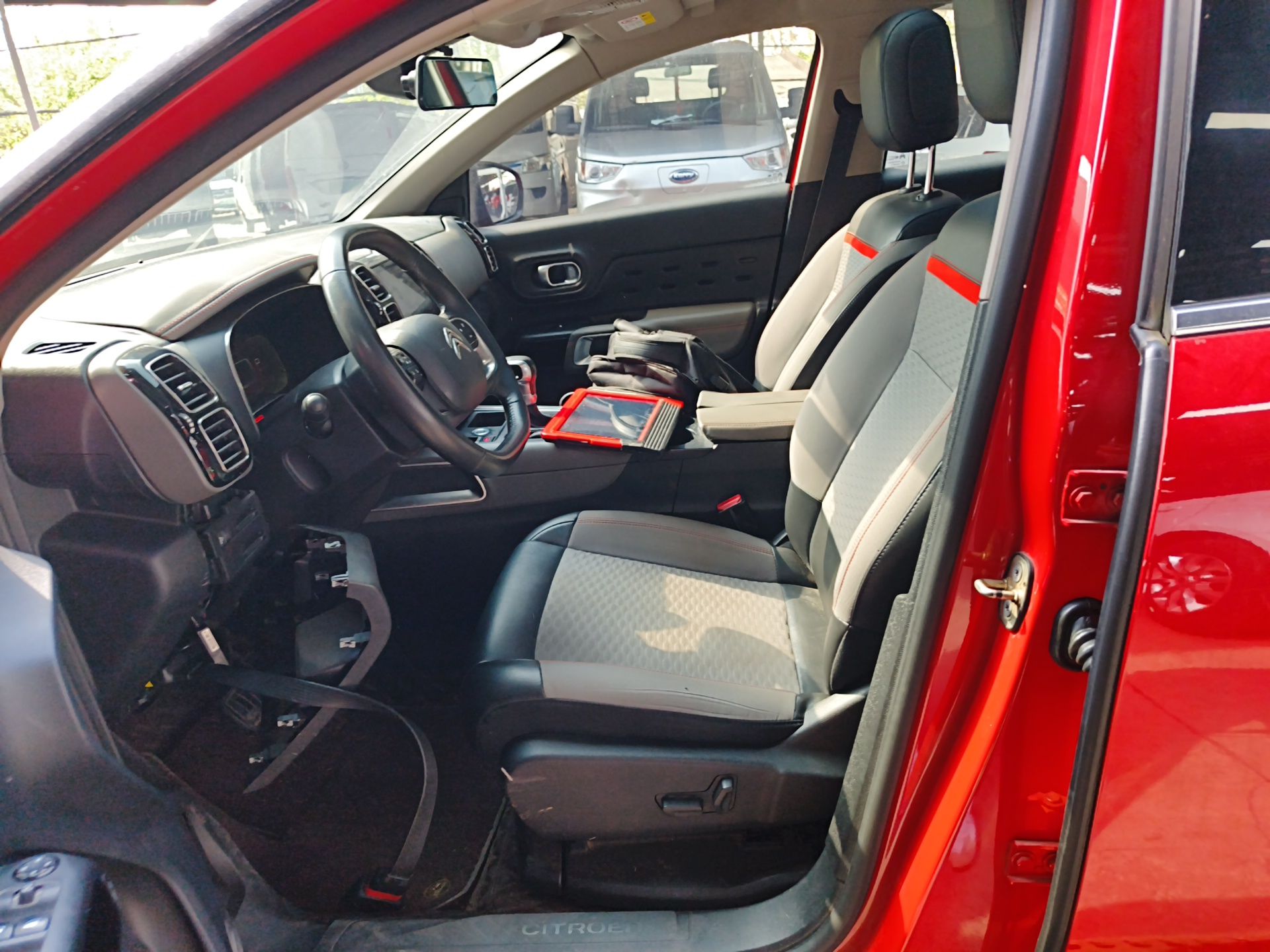 المقاعد الأمامية داخل السيارة