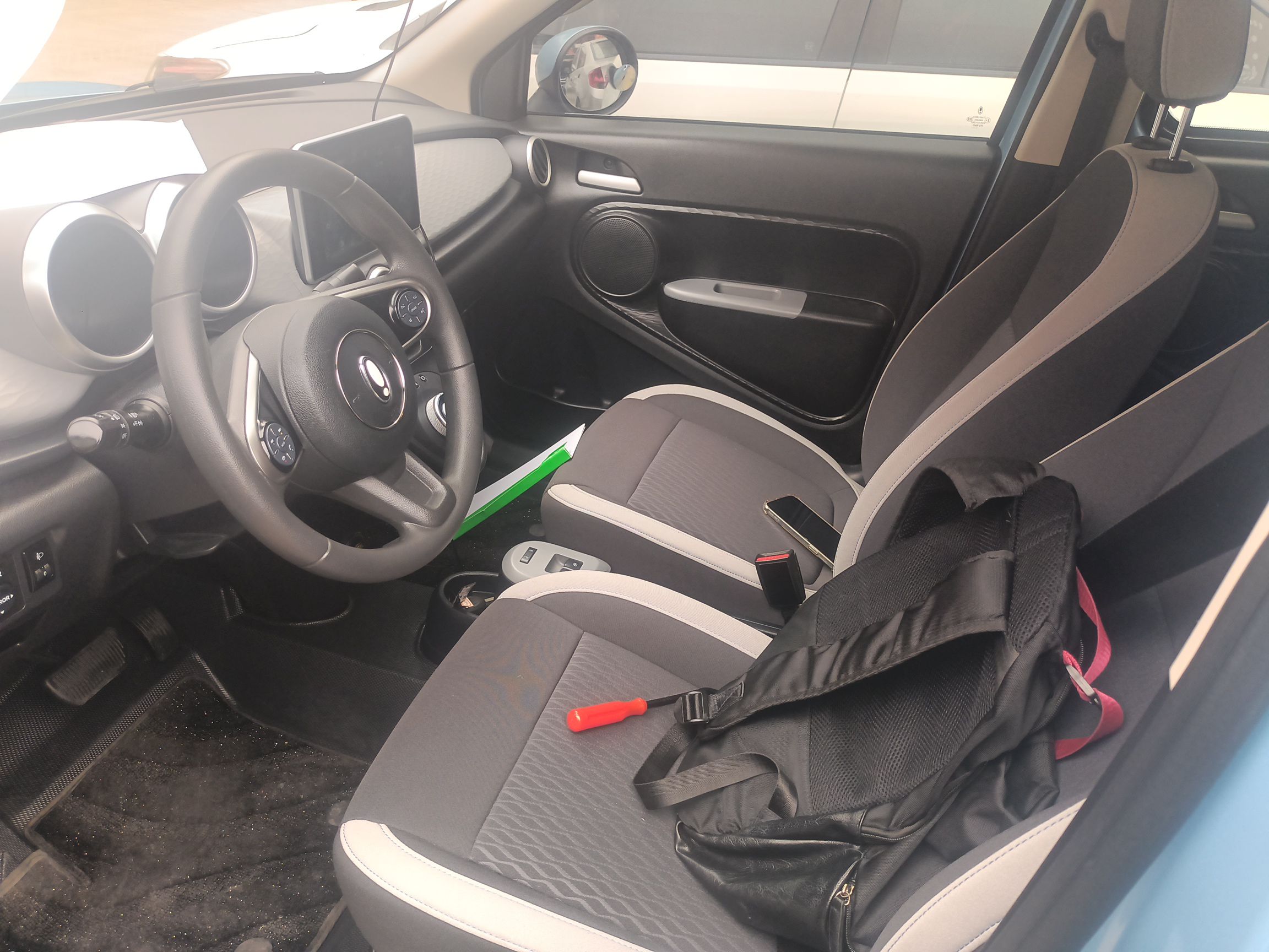 المقاعد الأمامية داخل السيارة