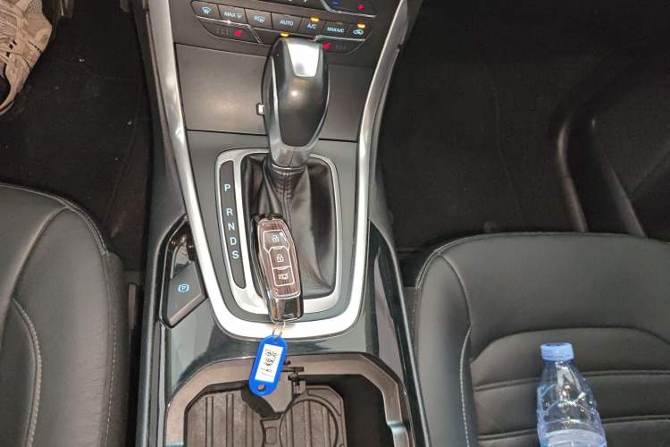 Used Ford Edge 2015 2.0T GTDi Two-Wheel-Drive High-Line Version Gear Lever