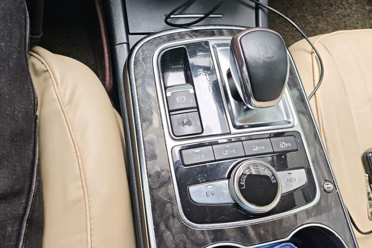 Used BYD Tang New Energy 2015 2.0T Four-Wheel-Drive Flagship Model
