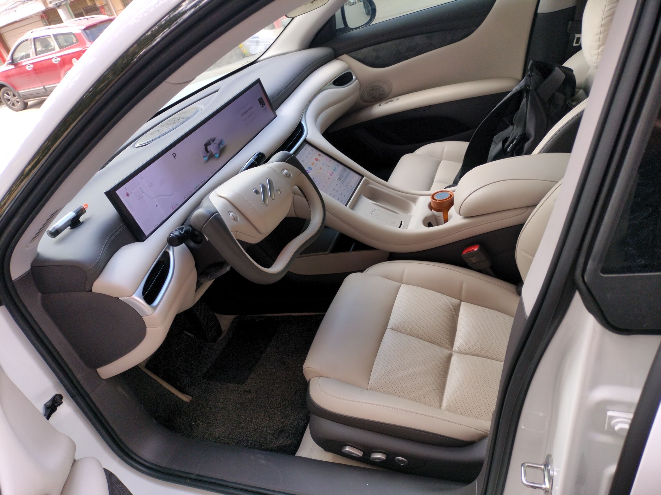 المقاعد الأمامية داخل السيارة