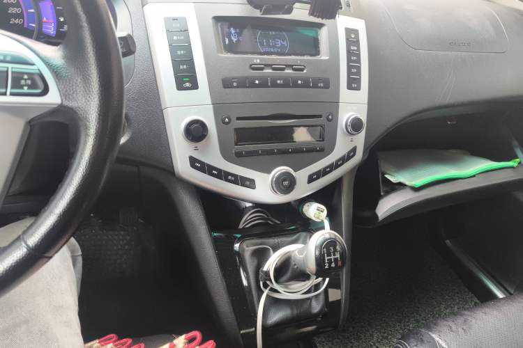 Used BYD S6 2014 2.0L Manual Luxury 5-Seater Audio And AC Panel