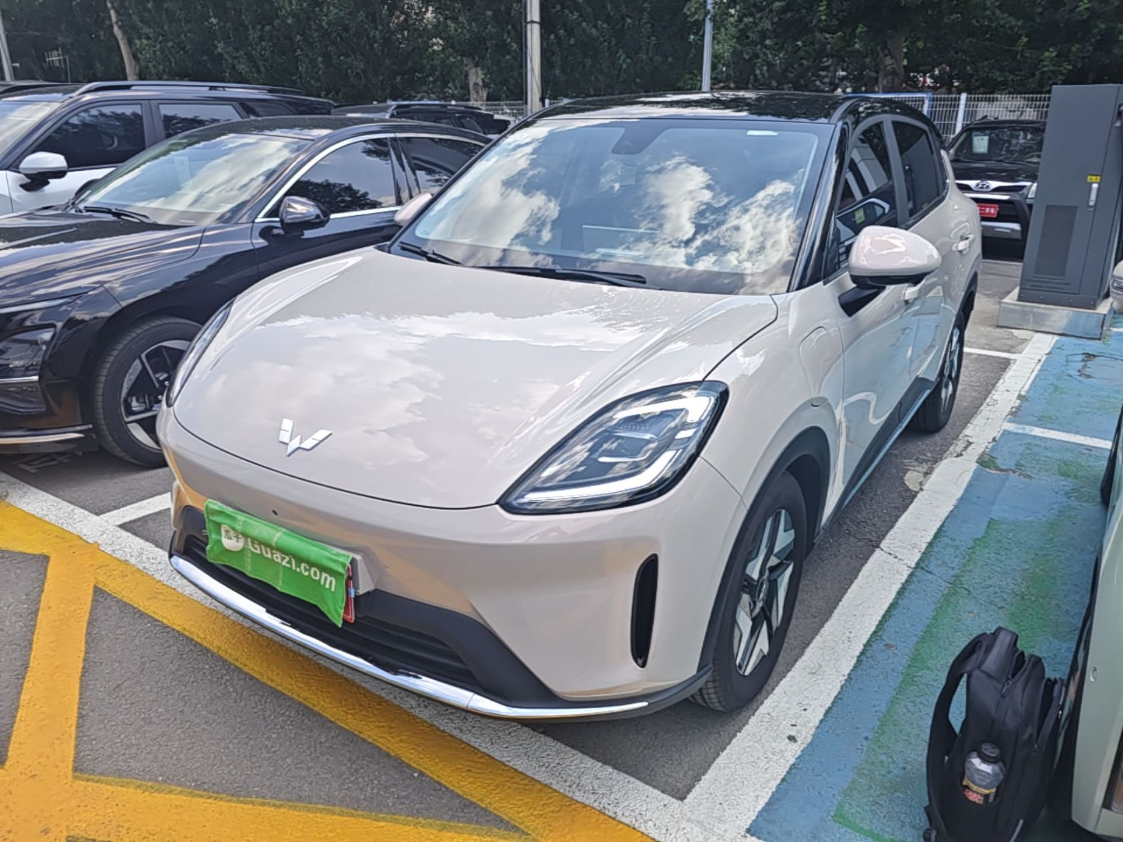 Под передней частью автомобиля