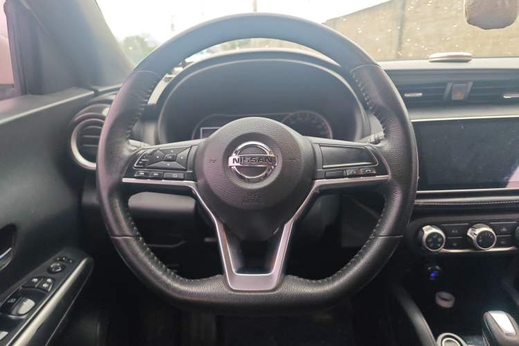 Used Nissan Kicks 2018 1.5L CVT Smart Connect Luxury Edition Steering Wheel