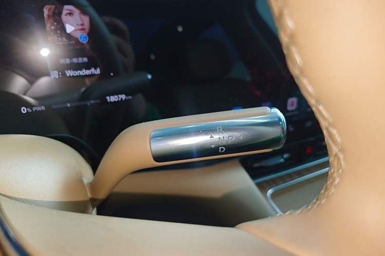 Used Hima AITO M8 2025 Extended-Range Max+ Version 53.4 kWh 6-Seater Edition Gear Lever