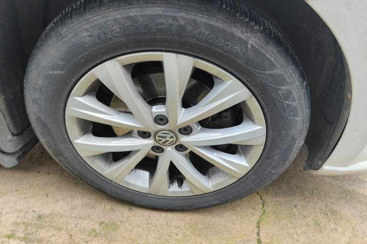 Used Volkswagen Lavida 2017 230TSI DSG Comfort Edition Right Front Wheel Hub