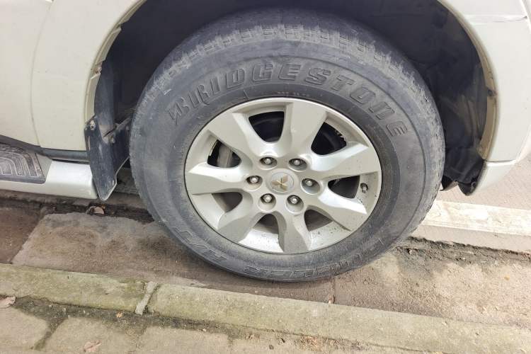 Used Mitsubishi Pajero 2014 3.0L Elite Upgrade Edition Right Front Wheel Hub