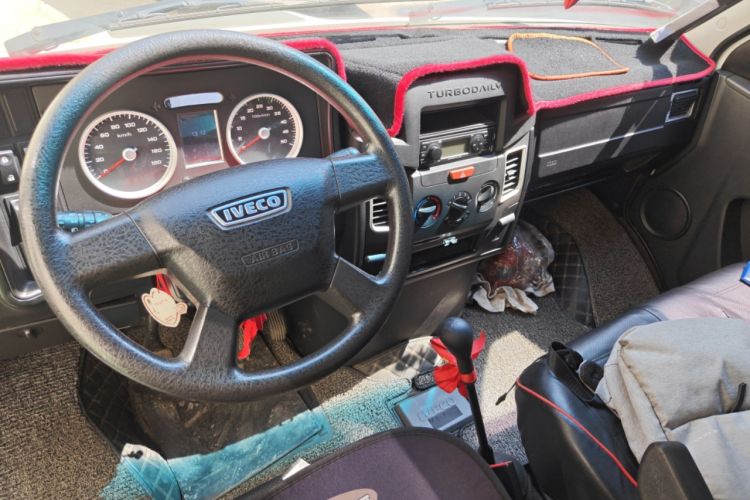 Used Iveco Daily 2021 2.5T A35 M1 Passenger Van 5-9 Seater Short Wheelbase Mid-Roof Design Dual Tires Manual Doors