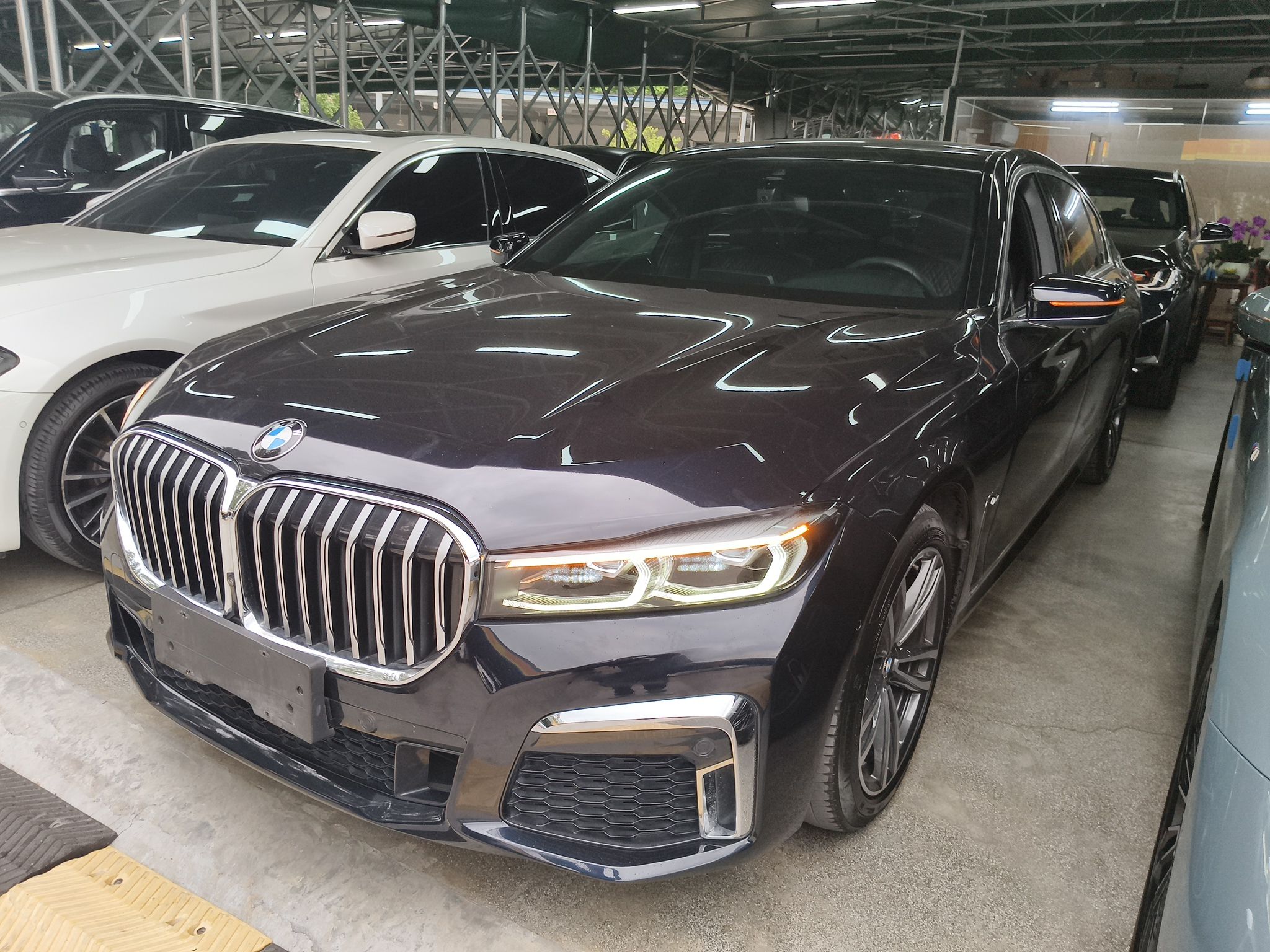 تحت مقدمة السيارة