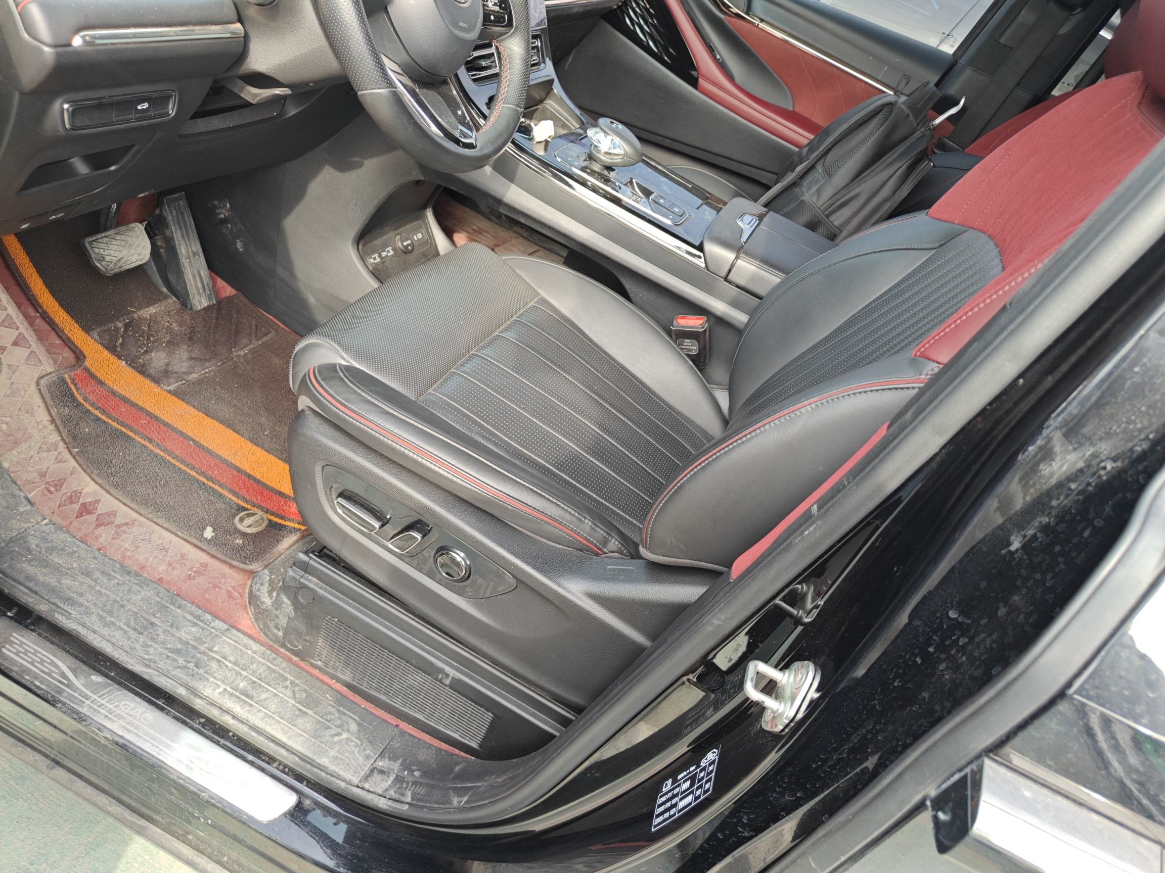 Переднее сиденье в автомобиле