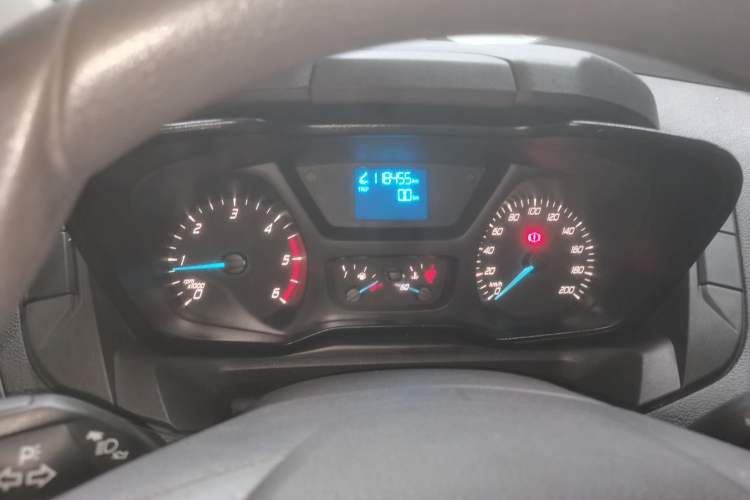 Used Ford Transit 2019 2.0T Diesel Van Mid-Chassis Mid-Roof 3-Seater China VI Standard
