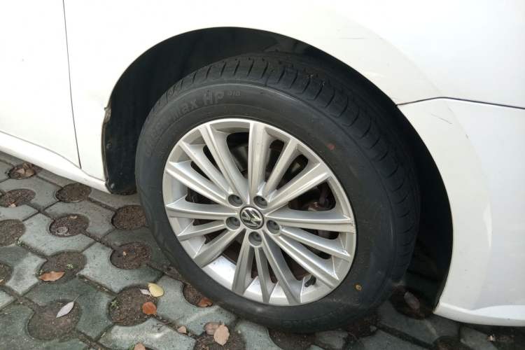 Used Volkswagen Gran Lavida 2013 1.6L Automatic Comfort Model Right Front Wheel Hub