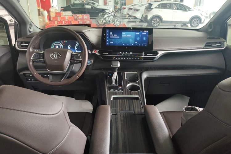 Used Toyota Sienna 2023 2.5L Hybrid Platinum Edition