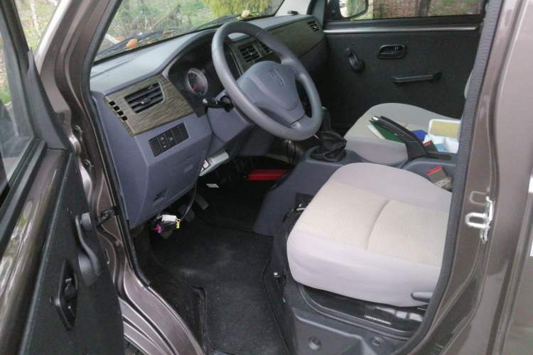 Used Jinbei New Hiace X30L 2023 1.5L Super Enjoyment Van 2/5 Seats Non-Air-Conditioned Version SWC15M Driver Seat