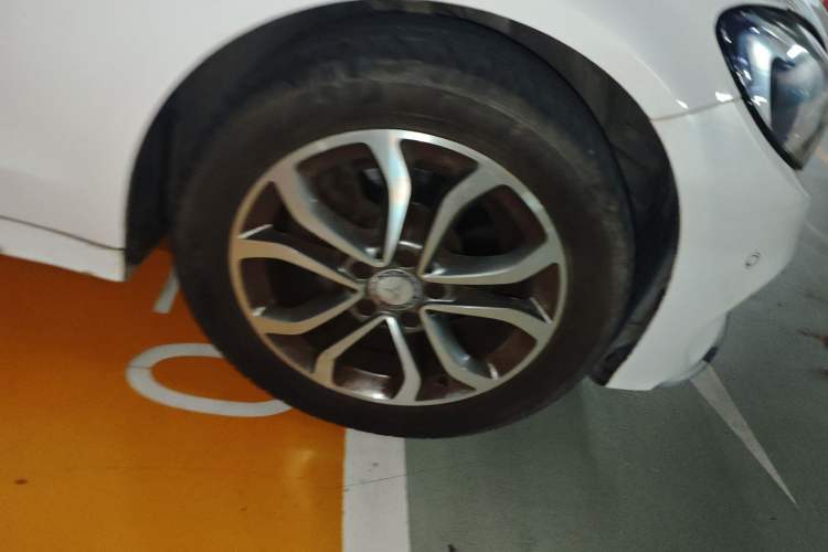 Used Mercedes-Benz C-Class 2015 C 180 L Sport Edition Right Front Wheel Hub