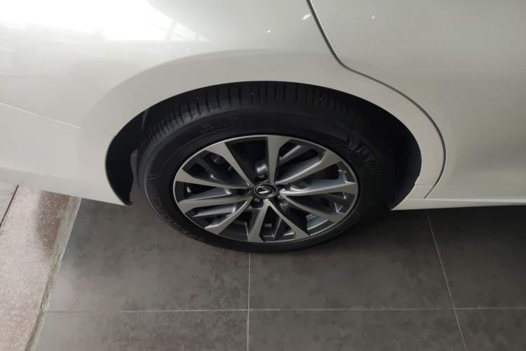 Used Lexus ES 2022 300h Excellence Edition
