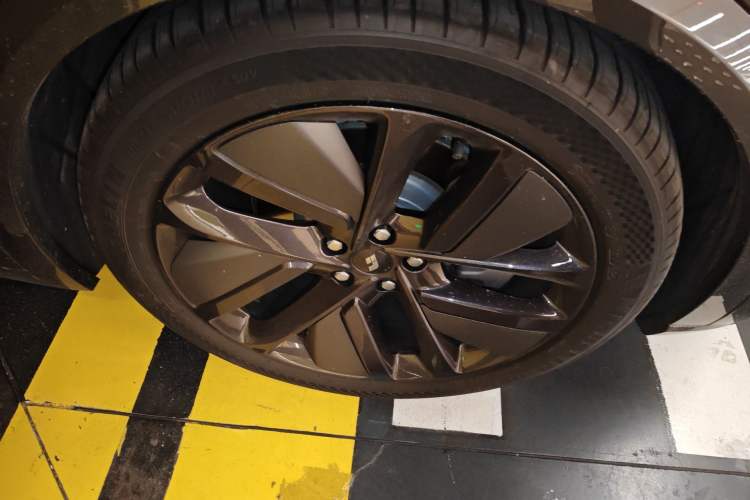 Used Li Auto L8 2024 Ultra Model Right Front Wheel Hub