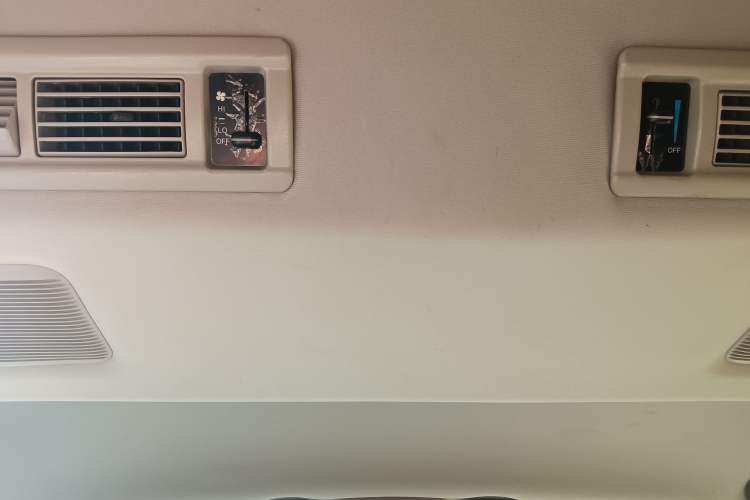 Used Jinbei Grace 2013 2.0L Zhi Ling Standard Model 9-Seater National Games Commemorative Edition China IV Emission Standard 9 Seats