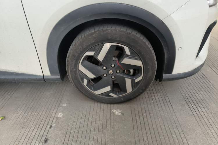 Used Baojun Yunhai 2024 140km Plug-in Hybrid Version Right Front Wheel Hub