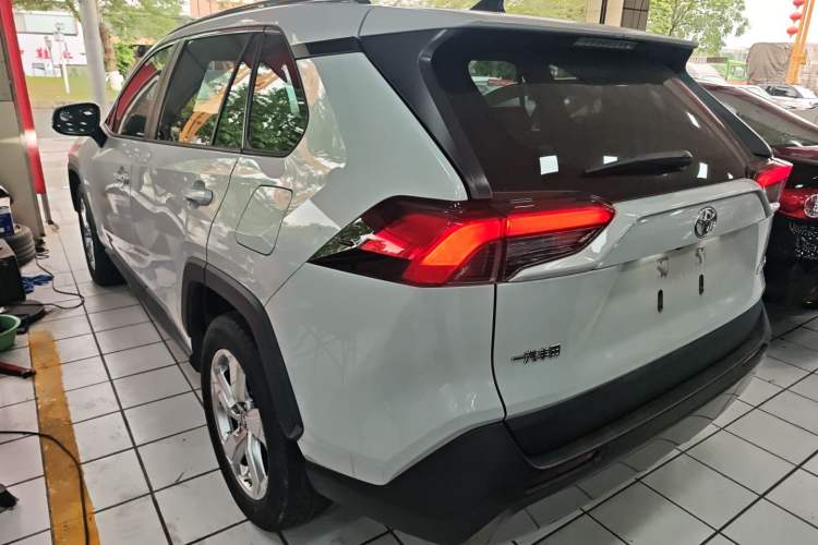 Used Toyota RAV4 2020 2.0L CVT Two-Wheel Drive Fashion Edition Rear Left 45 Deg