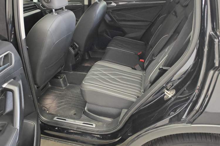 Used Volkswagen Tiguan L 2023 Restyled 330TSI Automatic Two-Wheel Drive R-Line Enhanced Comfort Version Left Rear Seat