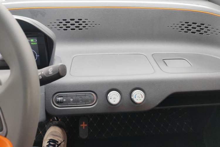 Used Baojun E100 2019 250KM Smart Drive Edition Audio And AC Panel