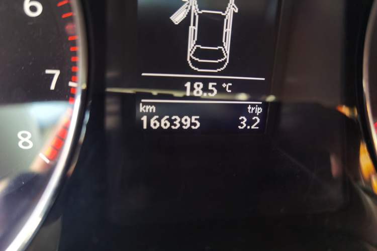 Used Volkswagen Magotan 2016 1.8TSI Luxury Comfort Model Odometer Close Up